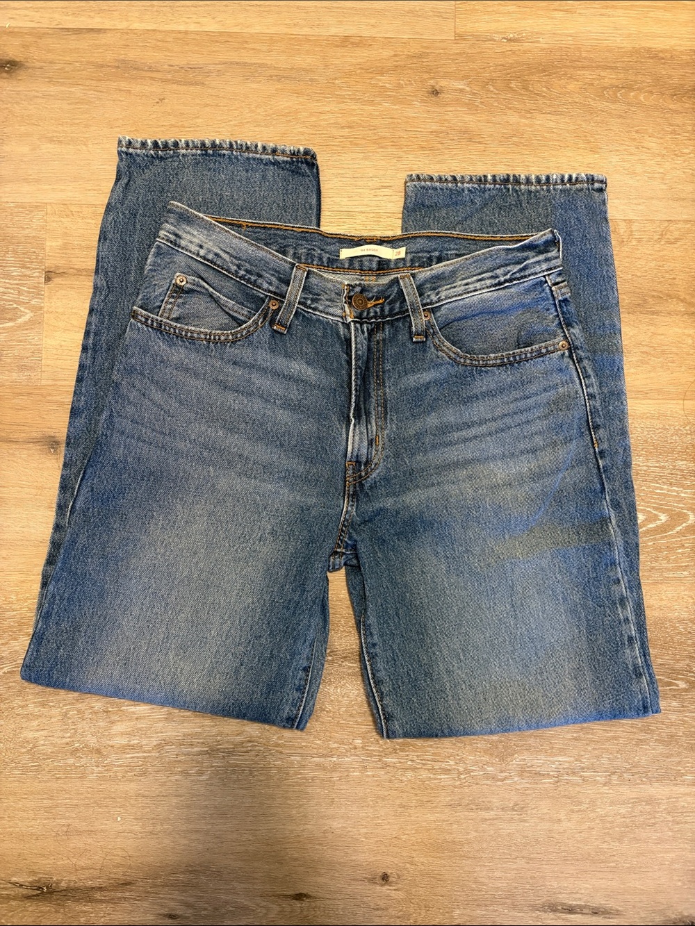 Dark wash Levi's woman jeans